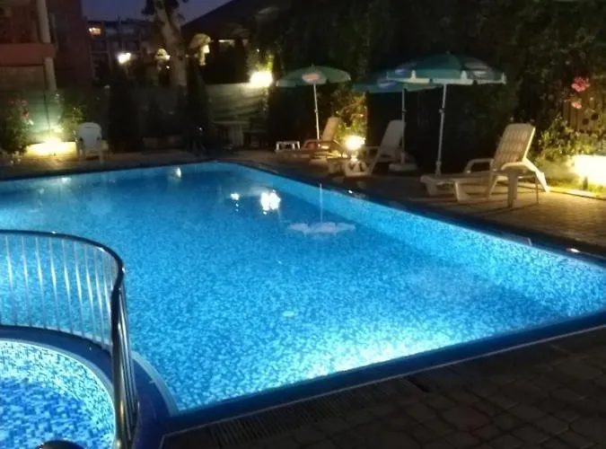 Апартаменти Violet Garden 2 Veranda